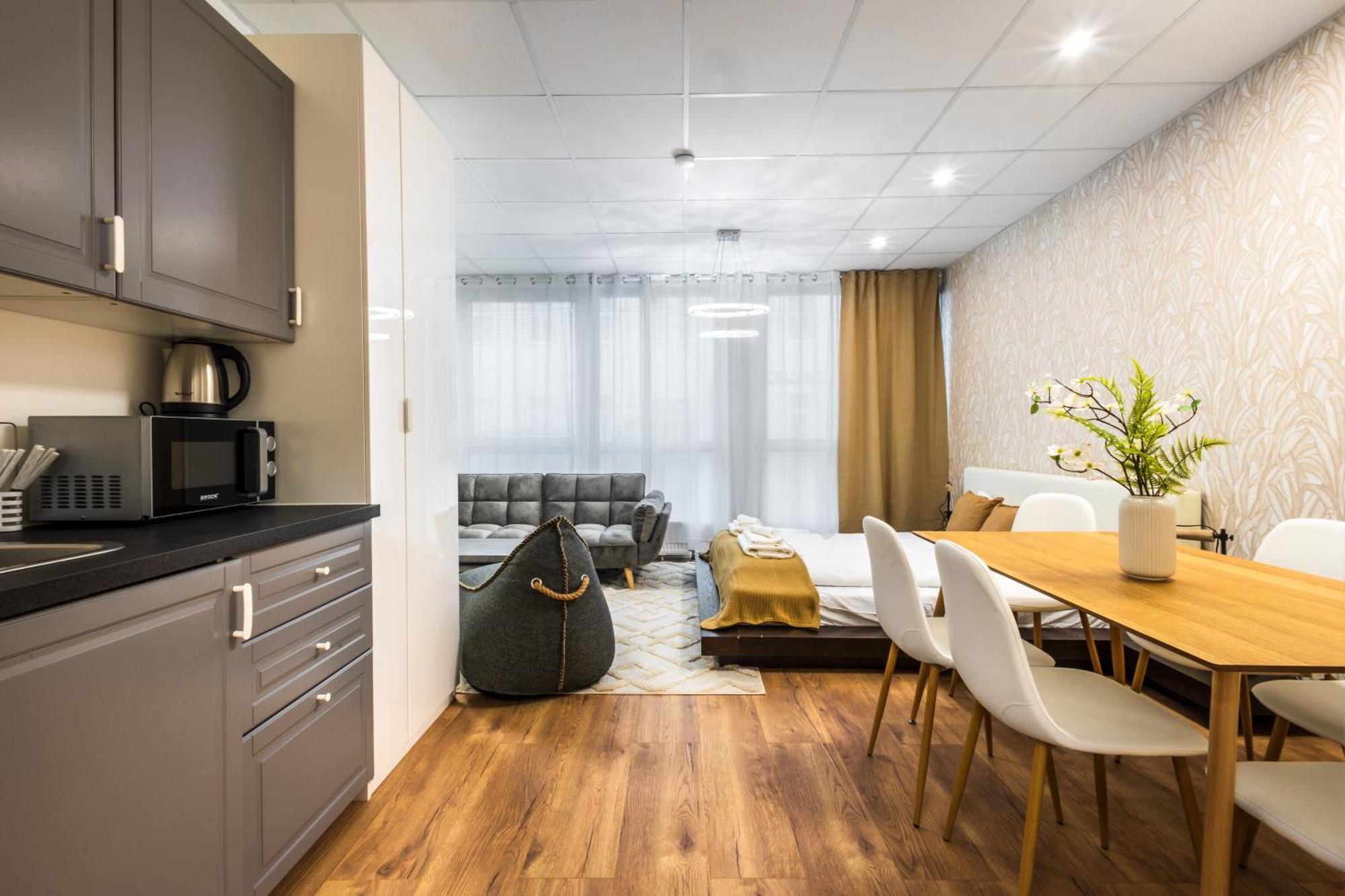 Apartment 4 You- Familyroom *